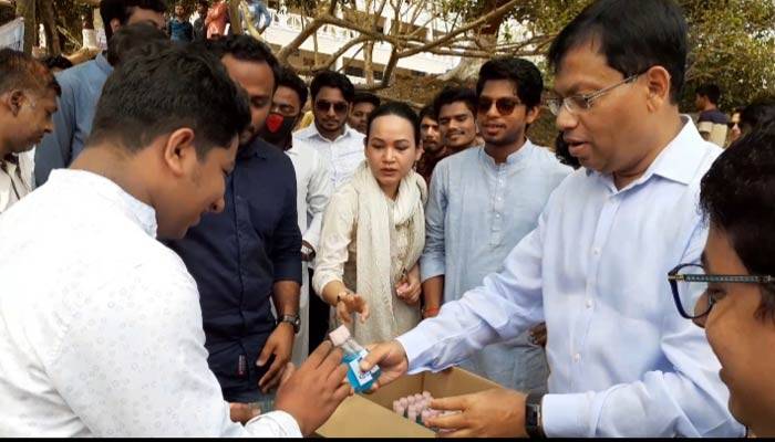 করোনা রোধে কুমিল্লা বিশ্ববিদ্যালয়ে হ্যান্ড স্যানিটাইজার বানিয়ে বিতরণ