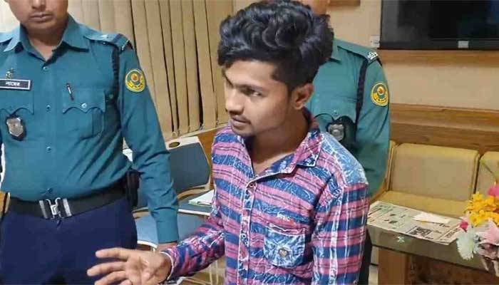 যুবকের স্যান্ডেলের ভেতরে মিললো ১৯০০ ইয়াবা