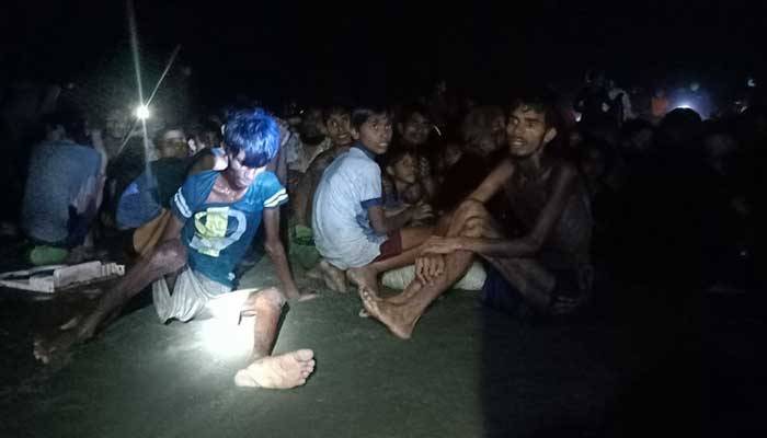 ২ মাস সাগরে ভেসে টেকনাফে উঠলেন ৩ শতাধিক রোহিঙ্গা