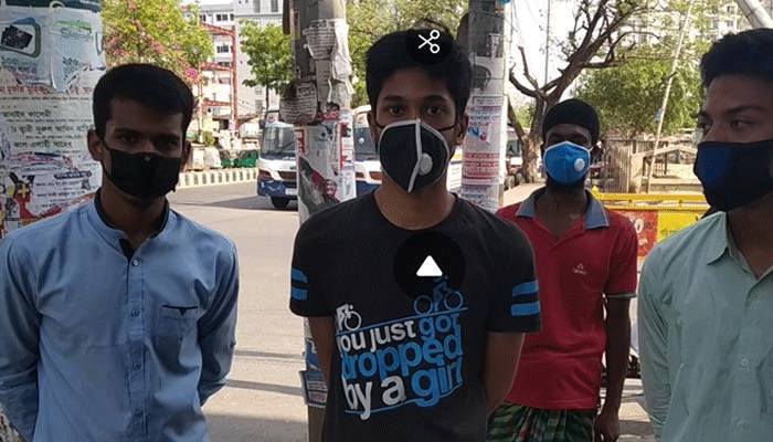 টিফিনের টাকায় ত্রাণ নিয়ে মিরপুরের রাস্তায় তিন শিক্ষার্থী