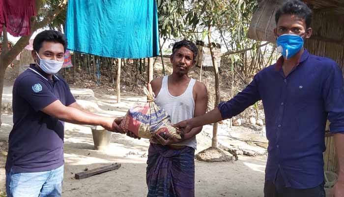 ৩শ’ কর্মহীন মানুষের মাঝে খাদ্যসামগ্রী বিতরণ