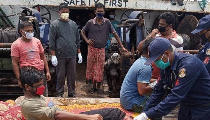 মিয়ানমারের নৌবাহিনীর গুলিতে ৬ বাংলাদেশি জেলে আহত