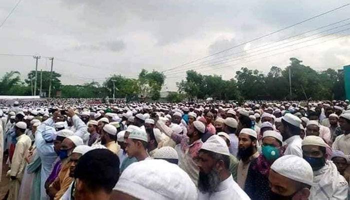 লকডাউন উপেক্ষা করে জানাযায় অর্ধলক্ষাধিক মুসল্লি