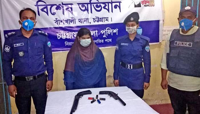 গৃহবধূর কাছে মিলল অস্ত্র-গুলি