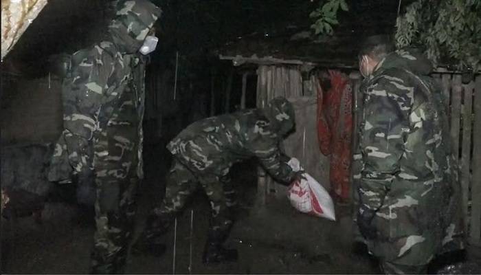 গভীর রাতে নিজেদের রেশন কর্মহীনদের বাড়িতে পৌঁছে দিচ্ছেন সেনাসদস্যরা