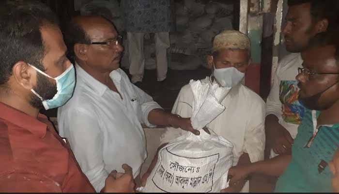 কমলনগরে কর্মহীনদের মাঝে সংসদ সদস্যের খাদ্যসামগ্রী বিতরণ