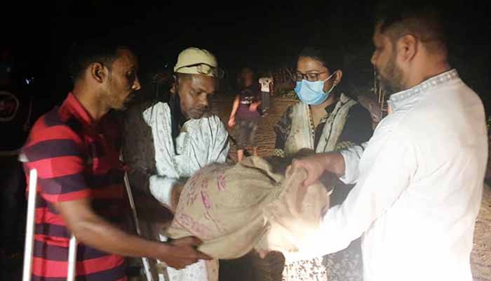 ফোন পেয়ে রিকশাচালকের বাড়িতে ত্রাণ নিয়ে হাজির ইউএনও