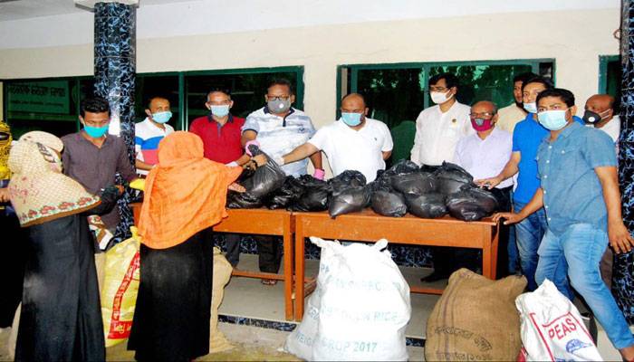 চট্টগ্রামে যুবলীগ নেতার খাদ্য সামগ্রী বিতরণ