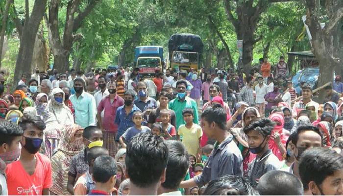 ত্রাণ বিতরণে চেয়ারম্যানের স্বজনপ্রীতির অভিযোগে সড়ক অবরোধ