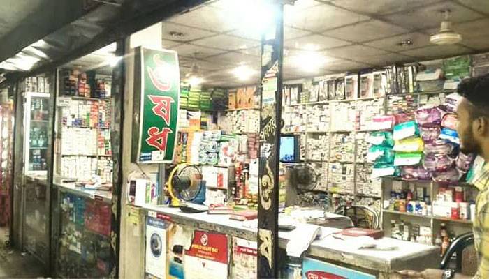 ওষুধের দোকানও ক্রেতাশূন্য