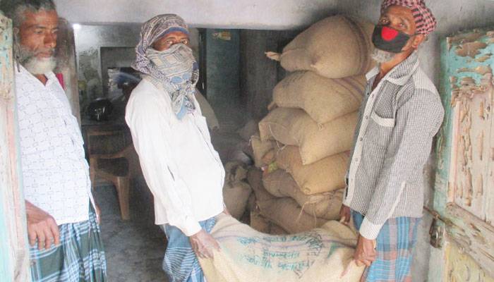 দুই আওয়ামী লীগ নেতার ‘ভয়ে’ ত্রাণ বিতরণ বন্ধ