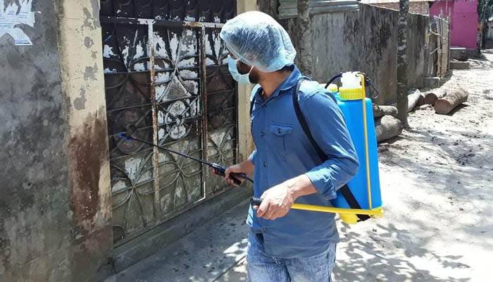 সখের ক্যামেরা বিক্রি করে অভাবী মানুষের পাশে রাহাত