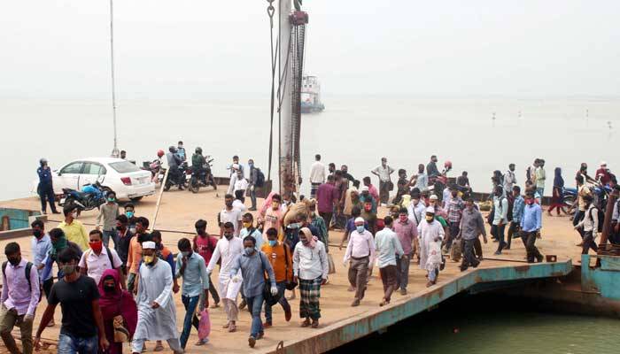 করোনা ঝুঁকি নিয়ে কর্মস্থলে ফিরছে মানুষ