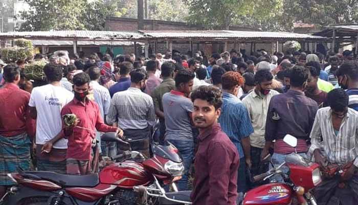 হরিণাকুণ্ডুর হাট বাজারে উপচেপড়া ভিড়