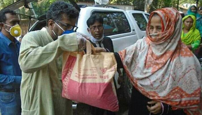 ২৫ হাজার মানুষের ঘরে খাবার পৌঁছে দিচ্ছেন পৌর মেয়র মিন্টু