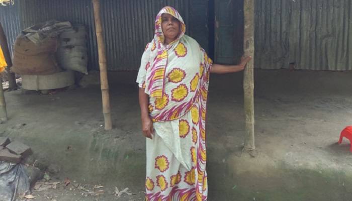 `এত মানুষ সাহায্য পায় আমার খোঁজ কেউ লয় না`