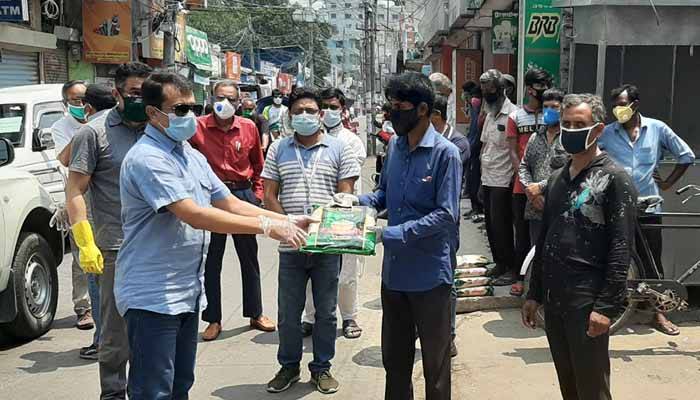 মানিকগঞ্জে পত্রিকার এজেন্ট ও হকারদের সহায়তা দিল জেলা প্রশাসন