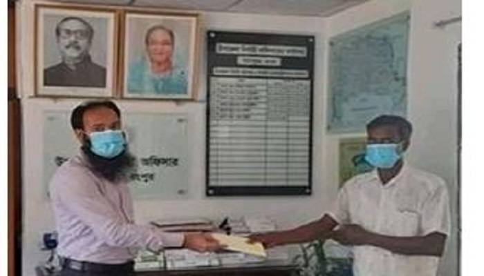 প্রধানমন্ত্রীর ত্রাণ তহবিলে ২০ হাজার টাকা দিলেন মুচি