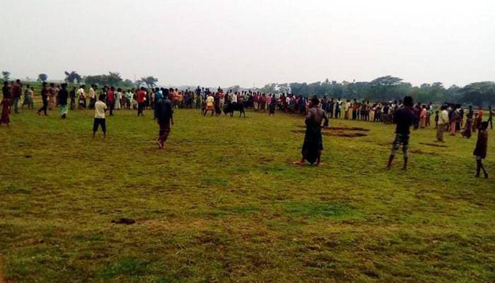 লকডাউন উপেক্ষা করে দুর্গাপুরে ষাঁড়ের লড়াই
