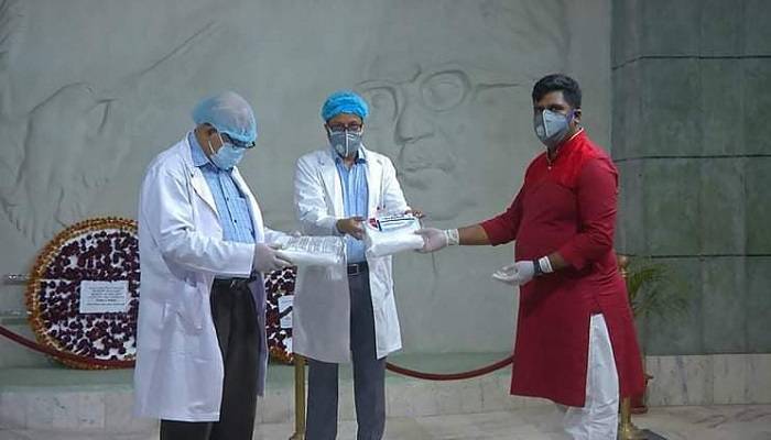 বিএসএমএমইউতে যুবলীগ নেতার পিপিই প্রদান