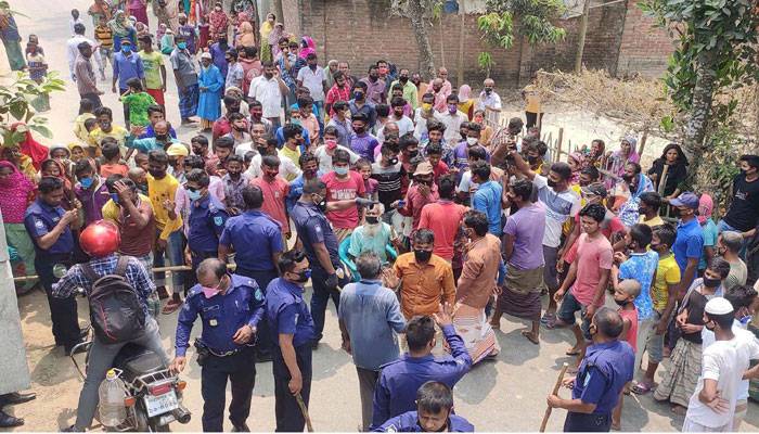 পার্বতীপুরের ৫ স্থানে ত্রাণের দাবিতে সড়ক অবরোধ