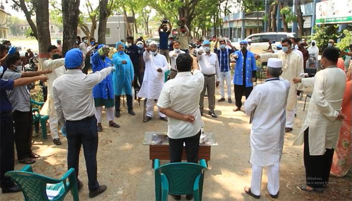ত্রাণ নিয়ে দুর্নীতি না করার শপথ নিলেন তারা