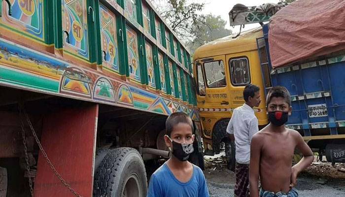 দুই ট্রাকের সংঘর্ষের পর পালিয়ে গেলেন শতাধিক লোক