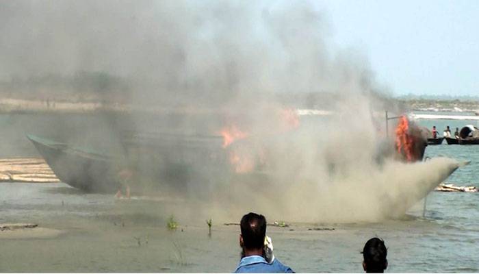 করোনা উপসর্গের রোগী নেওয়ায় নৌকায় আগুন, মাঝিকে পিটুনি