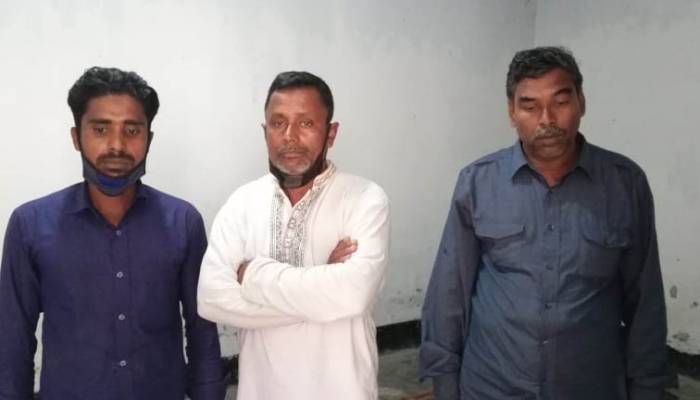 টিসিবির তেল কালোবাজারে বিক্রির দায়ে আটক ৩