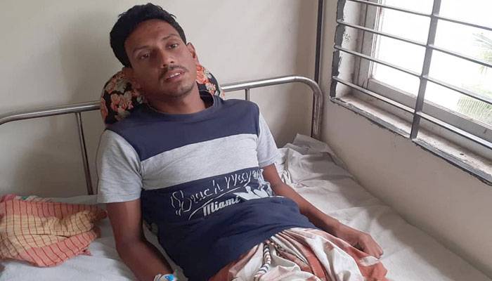 খড়ের গাঁদায় লুকানো চালের খবর সাংবাদিকদের জানানোয়...