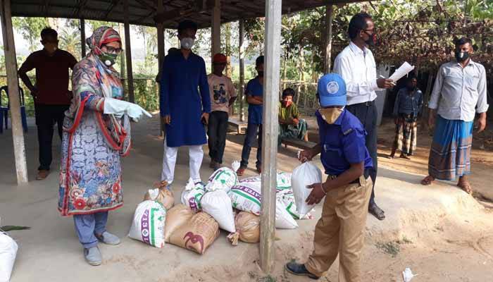 ত্রাণের প্যাকেটে ‘প্রধানমন্ত্রীর উপহার’ লেখার নির্দেশ