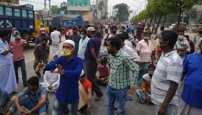 গণপরিবহন চালুসহ ৩ দাবিতে সাভারে সড়ক অবরোধ-বিক্ষোভ