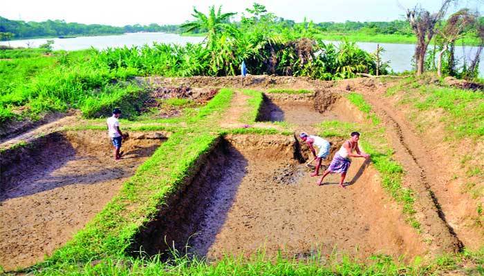 আশা-নিরাশার দোলাচলে হালদাপাড়ের জেলেরা