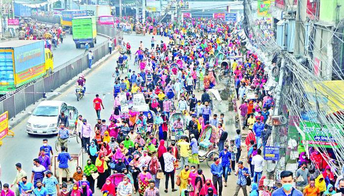 ঝুঁকি নিয়ে কর্মস্থলে যেতে হলো শ্রমিকদের