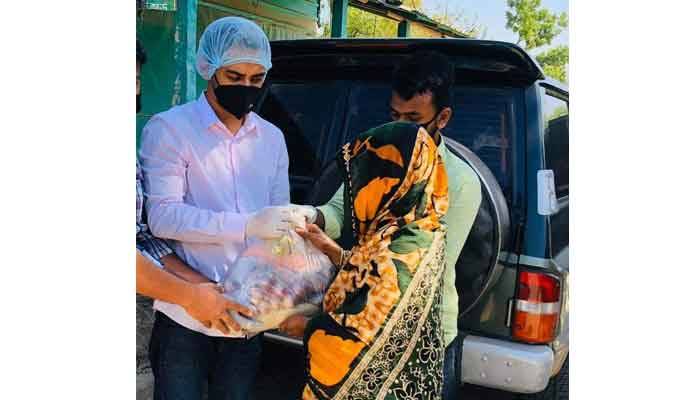 শ্রীপুরে ৩শ অসহায় মানুষের ঘরে খাবার পৌঁছে দিলেন যুবলীগ নেতা