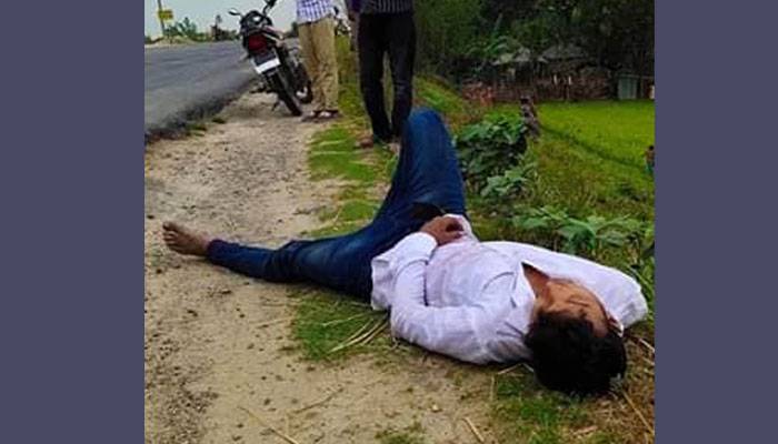 সড়কের পাশে পড়ে থাকা যুবককে ছুঁয়েও দেখলেন না কেউ