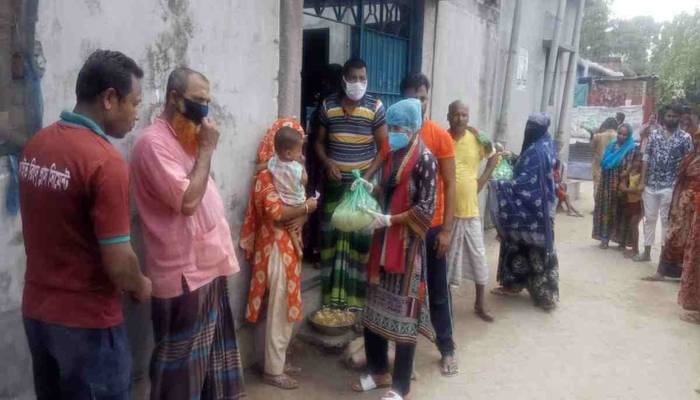 ৬০ পরিবারে খাদ্য বিতরণ ক্রিকেটার সালমার