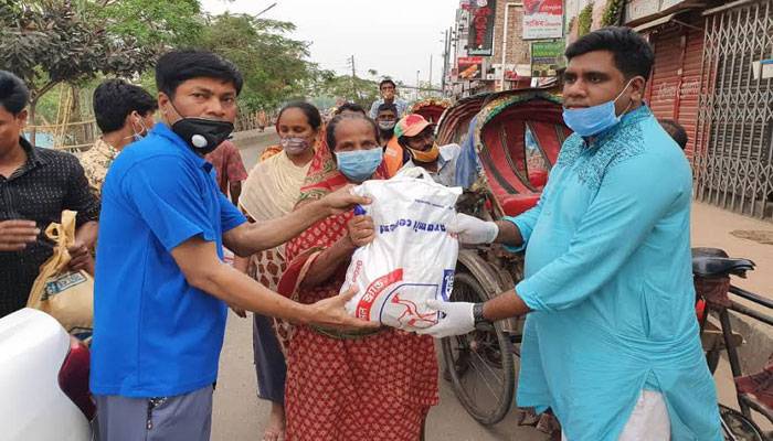 ২০০ পরিবারকে খাদ্যসামগ্রী দিলেন যুবলীগ নেতা