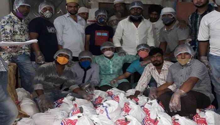 খুঁজে খুঁজে প্রকৃত অসহায়দের ঘরে খাদ্যসামগ্রী পৌঁছে দিলেন তারা