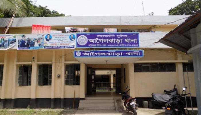 আগৈলঝাড়ায় নারায়ণগঞ্জ ফেরত ২ শ্রমিকের বাড়িতে হামলা