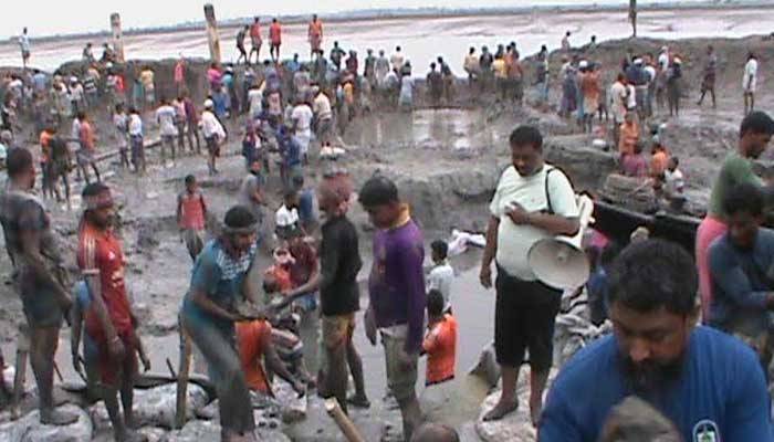 আশাশুনিতে কপোতাক্ষ নদের বেড়িবাঁধ ভেঙে তিন গ্রাম প্লাবিত