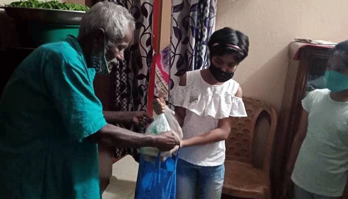 টিফিনের জমানো টাকায় দরিদ্রদের খাবার দিলেন ছাত্রী আস্থা