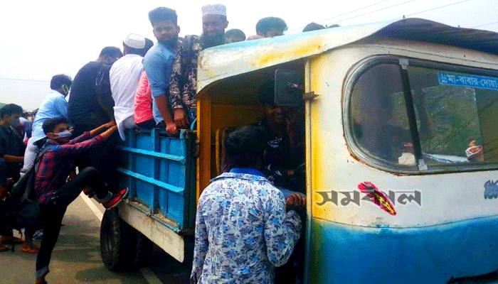 চাপাচাপি করে মালটানা ট্রলিতেও ঢাকা অভিমুখে ছুটছে মানুষ!