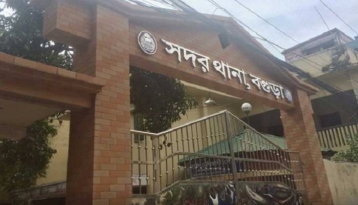 তর্কের পর ২ সাংবাদিককে হাতকড়া পরিয়ে থানায়, এসআই প্রত্যাহার