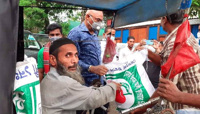 নিজেই খাদ্য সামগ্রী পৌঁছে দিলেন এবি তাজুল ইসলাম এমপি