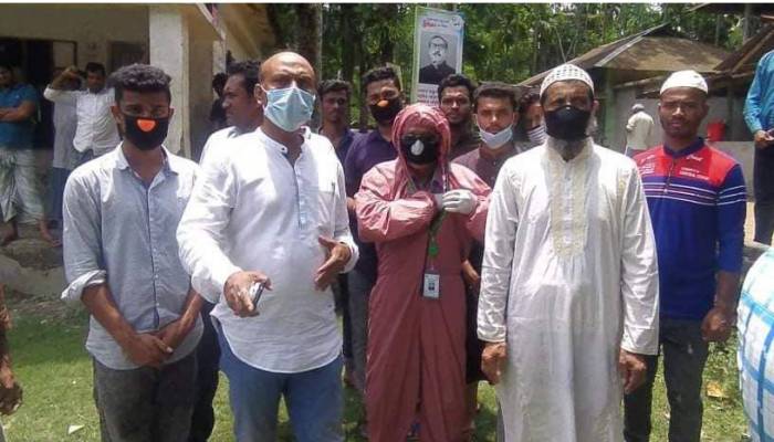 ত্রাণ বিতরণ অনুষ্ঠানে প্রধান অতিথি হলেন করোনাজয়ী
