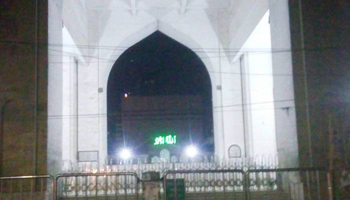 বায়তুল মোকাররমে পাঁচজনের অংশগ্রহণে এশার জামাত
