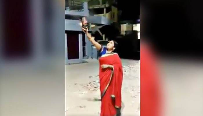 গুলি ছুড়ে আলোক প্রজ্বালন কর্মসূচি পালন করলেন বিজেপি নেত্রী