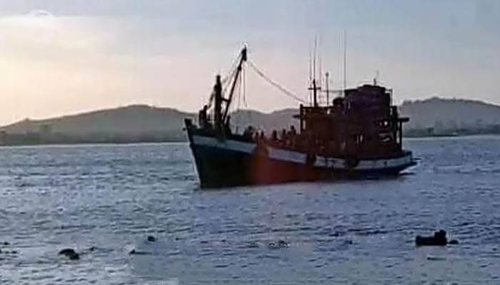 আড়াইশ রোহিঙ্গা নিয়ে মালয়েশিয়ায় নৌকা আটক