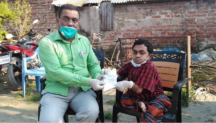 বরিশালে ভাতা ও জমানো টাকা ত্রাণ তহবিলে দিলেন প্রতিবন্ধী যুবক